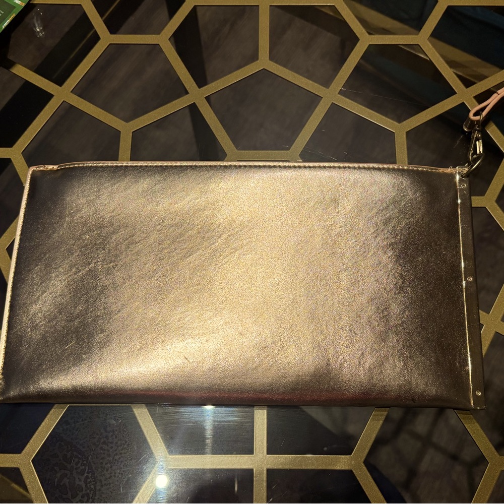 Gold/rose gold looking square clutch bag with zipper.